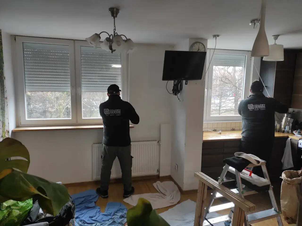 Montaż rolety zewnętrznej we wnęce okiennej. Pracownicy firmy 