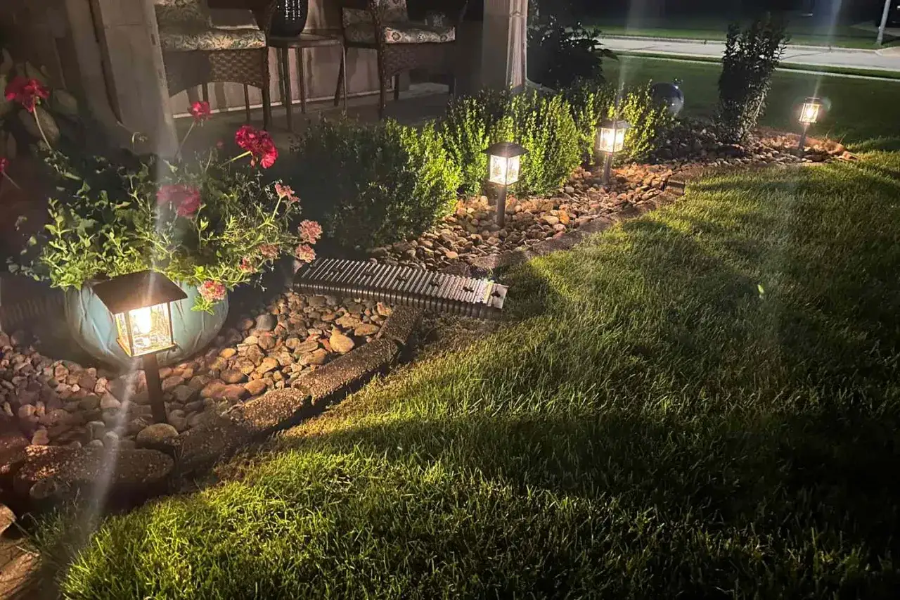 Urocze oświetlenie z akumulatora na działce tworzy magiczną atmosferę. Kilka lamp solarnych rozświetla rabaty z kwiatami i krzewami, dodając uroku wieczornemu ogrodowi.