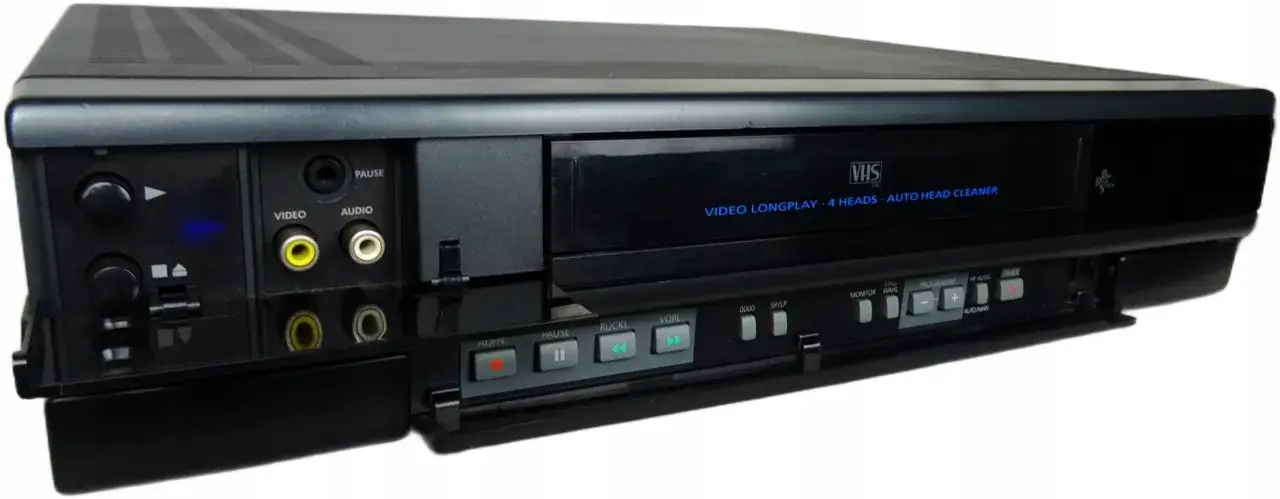 Czarny vcr z przyciskami i złączami. Widać logo VHS i napisy