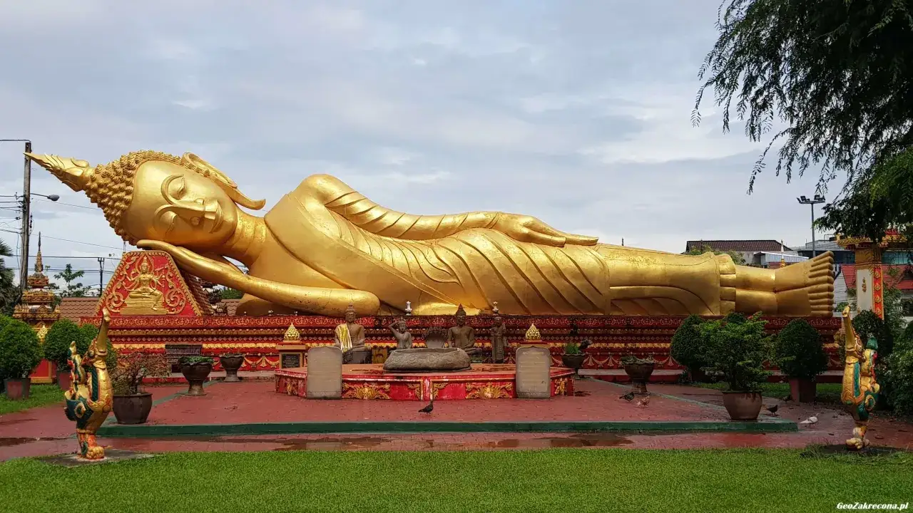 Złoty leżący Budda, symbol stolicy Laosu, Wat Chantha, w Wientianie.