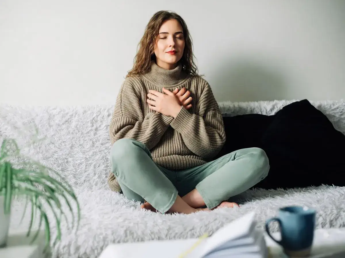 kobieta ćwicząca mindfulness