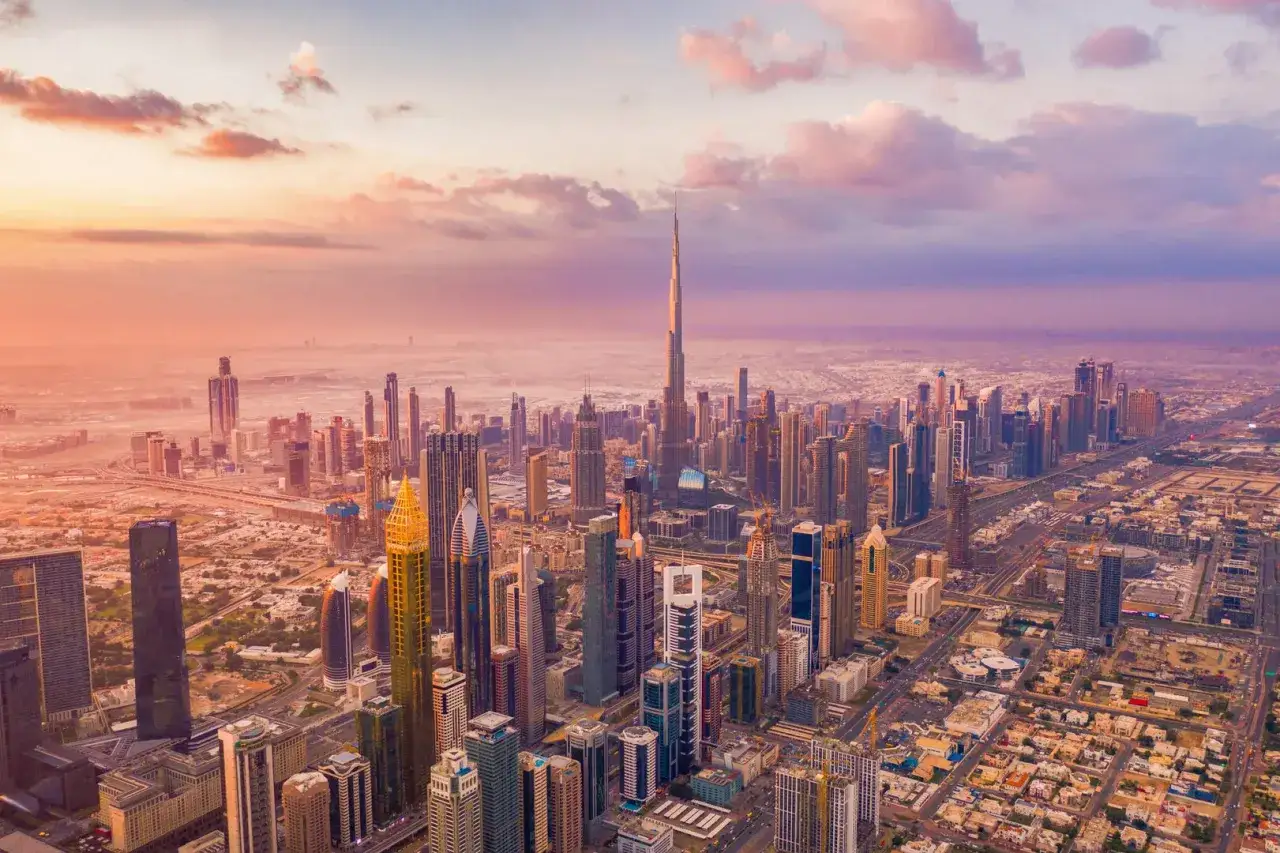 Zachód słońca nad Dubajem, gdzie nowoczesne drapacze chmur tworzą krajobraz marzeń o karierze. Praca w Dubaju to szansa na życie w tym futurystycznym mieście.
