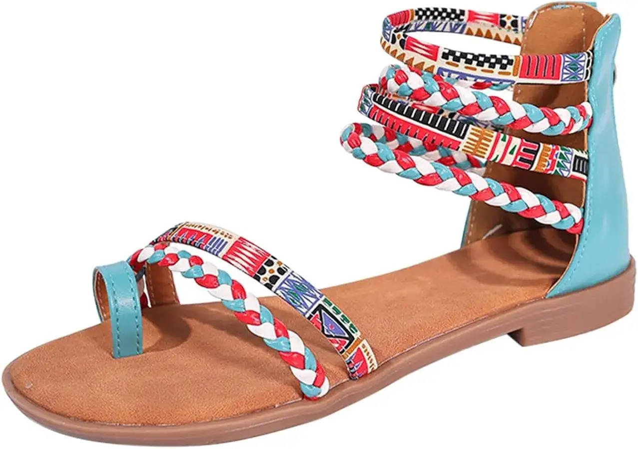 Sandali multicolor bassi con intrecci colorati e fantasie etniche. Perfetti per un look boho-chic estivo.