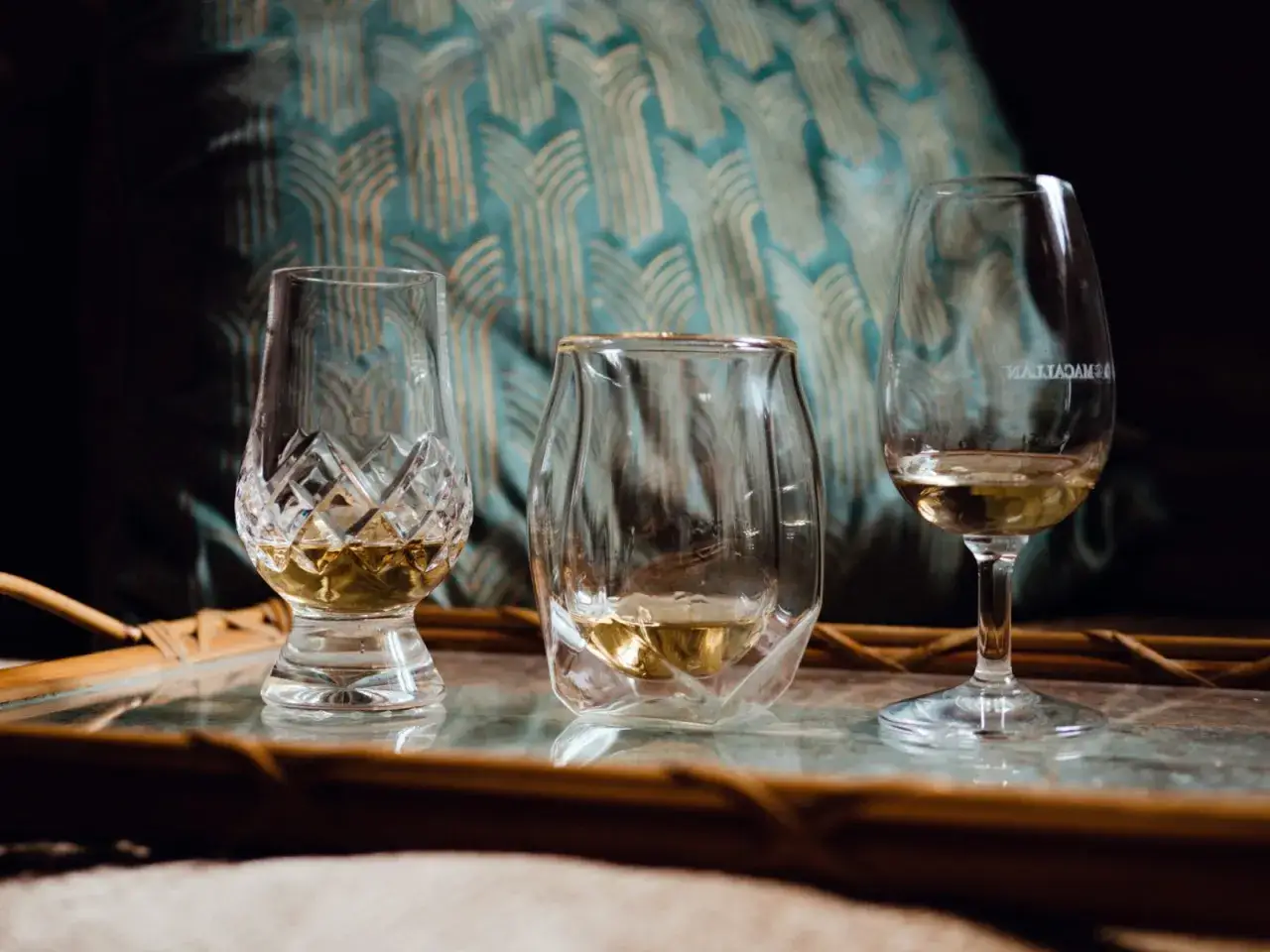 Drei Gl&auml;ser mit Whisky stehen bereit, um zu zeigen, wie trinkt man Whisky. Ein edles Tasting-Erlebnis.