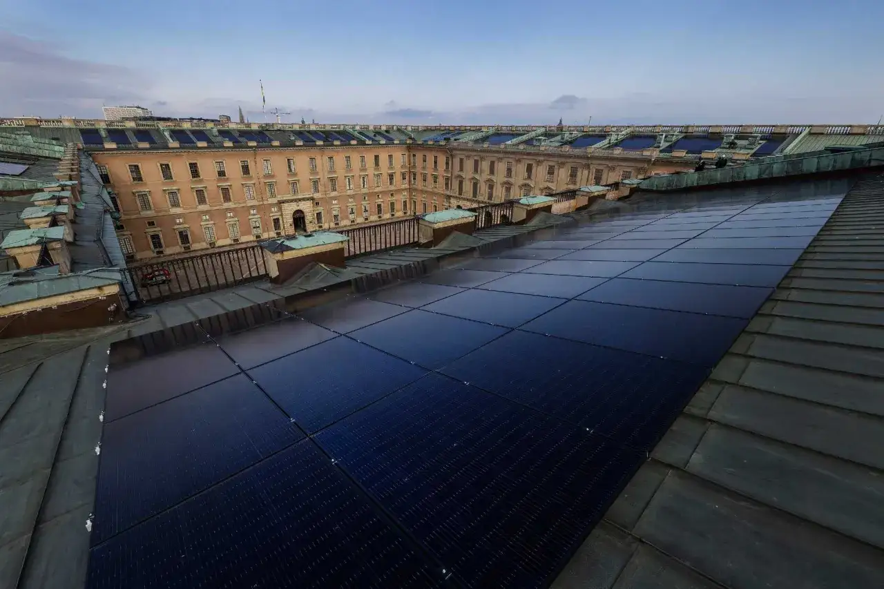 Solkartan Stockholm visar solpaneler p&aring; taket av en historisk byggnad.