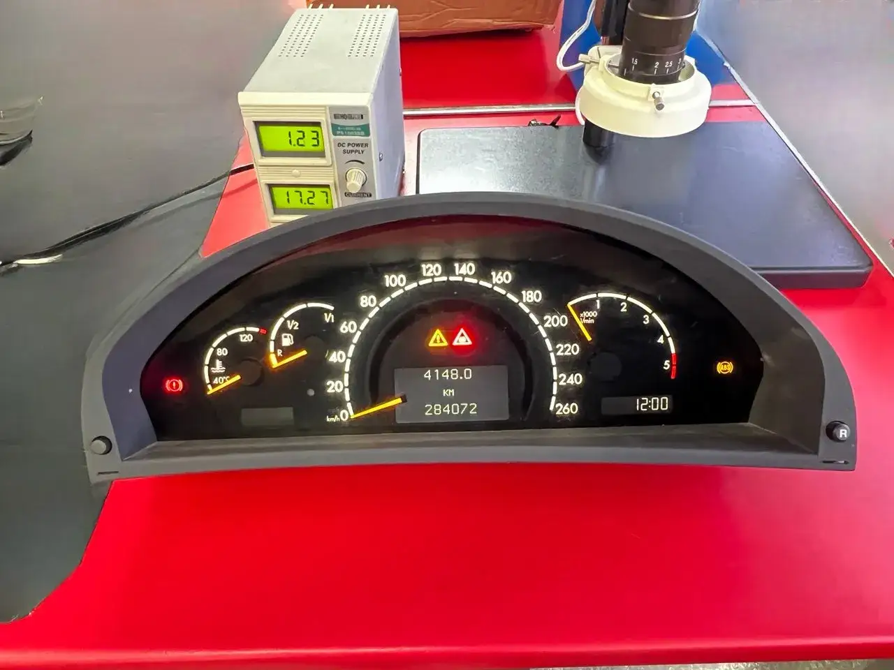 Panel de instrumentos de Mercedes-Benz listo para el reset mantenimiento. Muestra 284072 km y una advertencia.