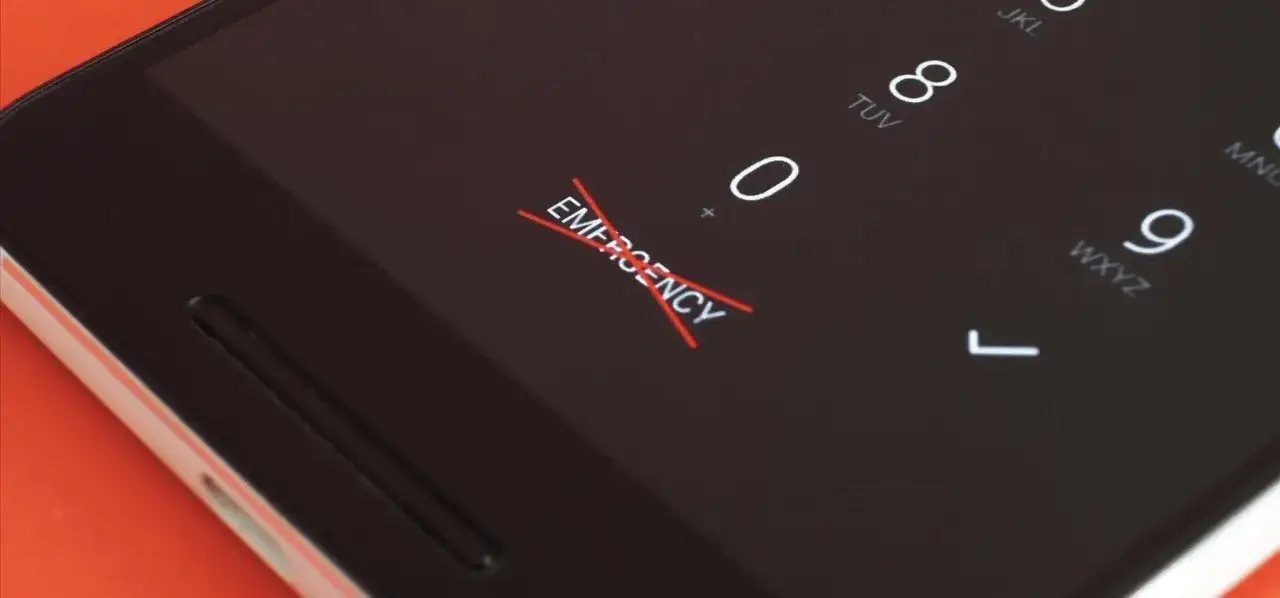 Ekran telefonu z klawiaturą numeryczną i przekreślonym napisem 
