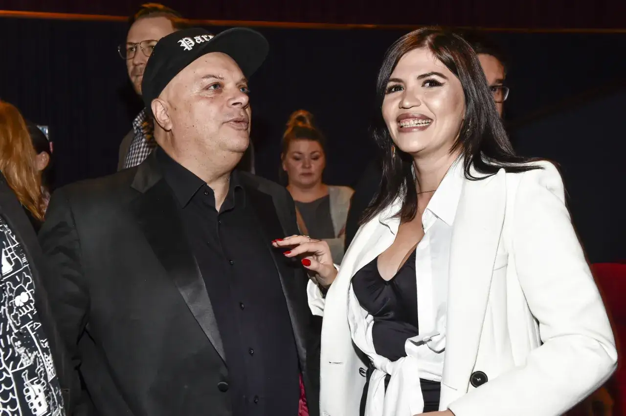 Renata Skiba, wiek nieznany, uśmiecha się obok mężczyzny w czarnej marynarce i czapce z daszkiem.