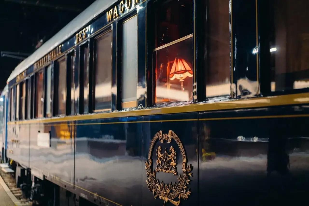 Lyxig t&aring;gvagn med gyllene detaljer och en varm lampa synlig genom f&ouml;nstret. En dr&ouml;m f&ouml;r alla som planerar ett interrail europa &auml;ventyr.