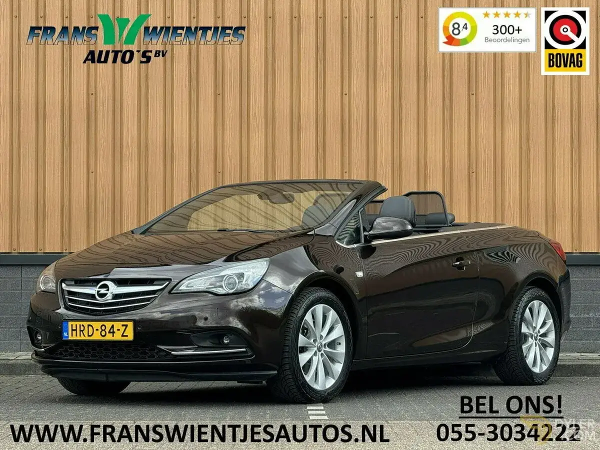 Brun Opel Cascada cabriolet med taket nere, redo för en solig tur. Perfekt för sommaren!
