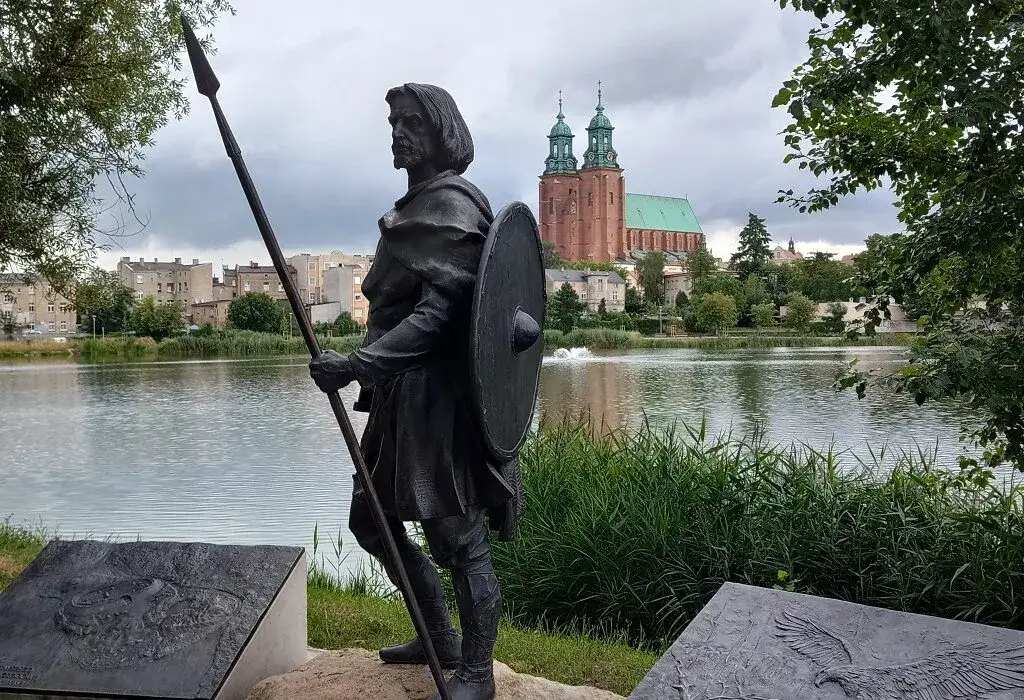 Trakt Królewski Gniezno rzeźby królików