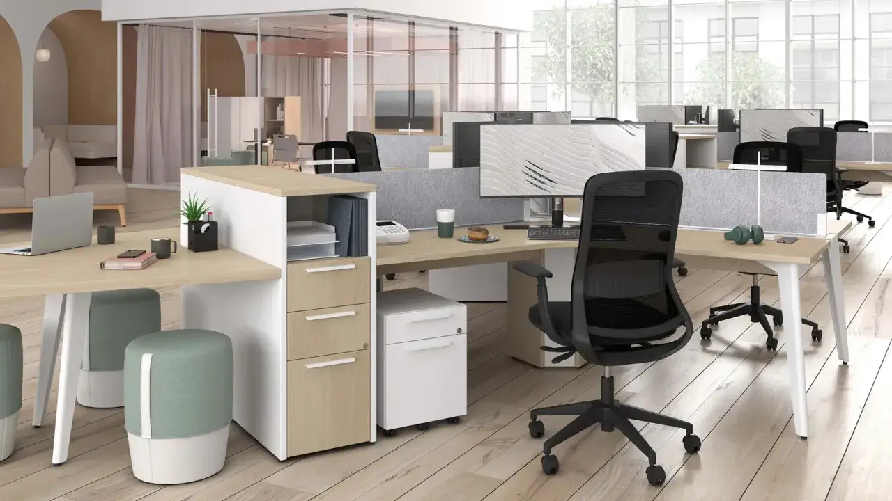 Aménagement bureau moderne avec postes de travail modulables, sièges ergonomiques et cloisons acoustiques.