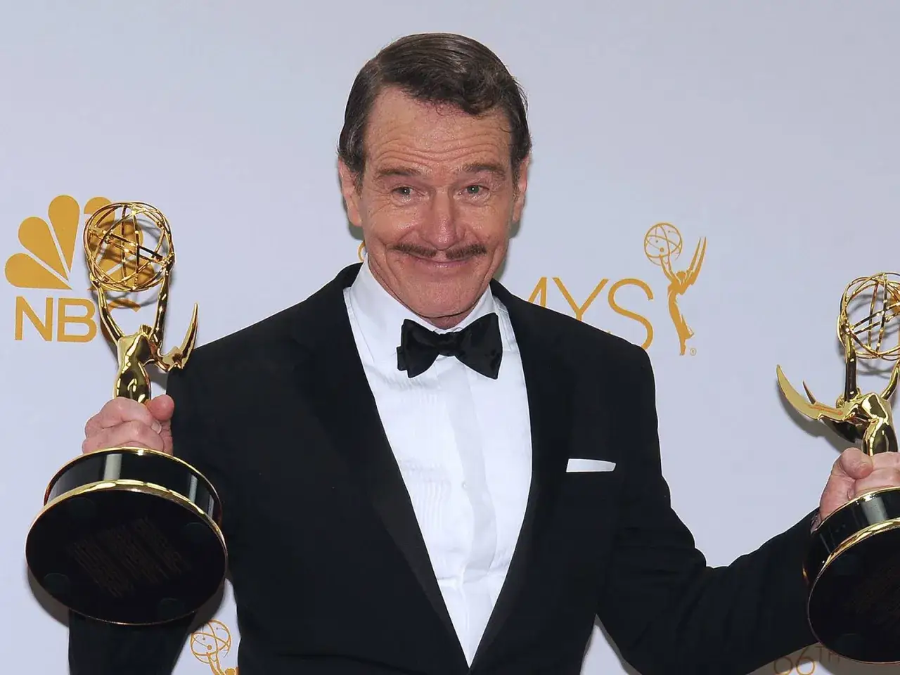 Bryan Cranston z dwoma statuetkami Emmy, świętuje sukcesy w filmach, serialach i programach.