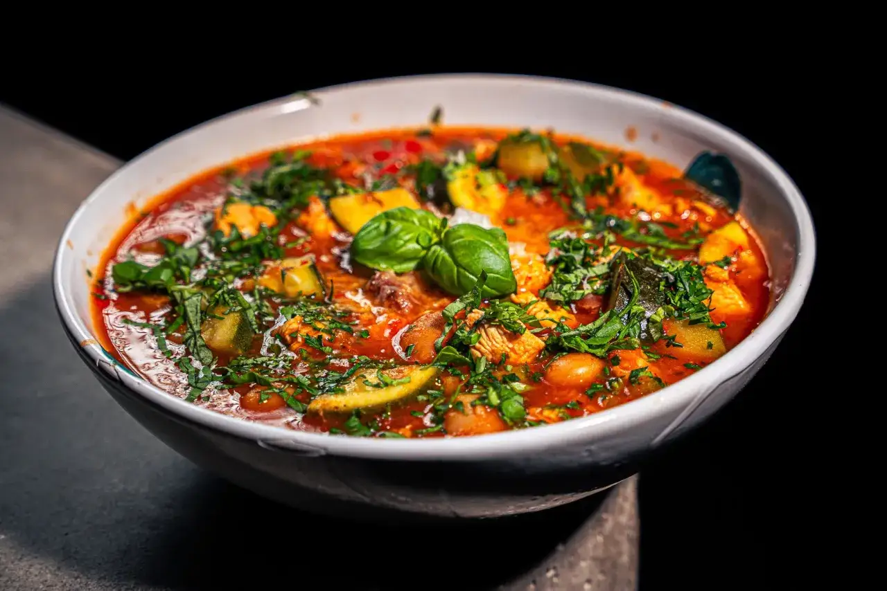 Herzhafter Bohneneintopf mit frischen Kr&auml;utern und Basilikum, ein k&ouml;stliches Rezept f&uuml;r kalte Tage.