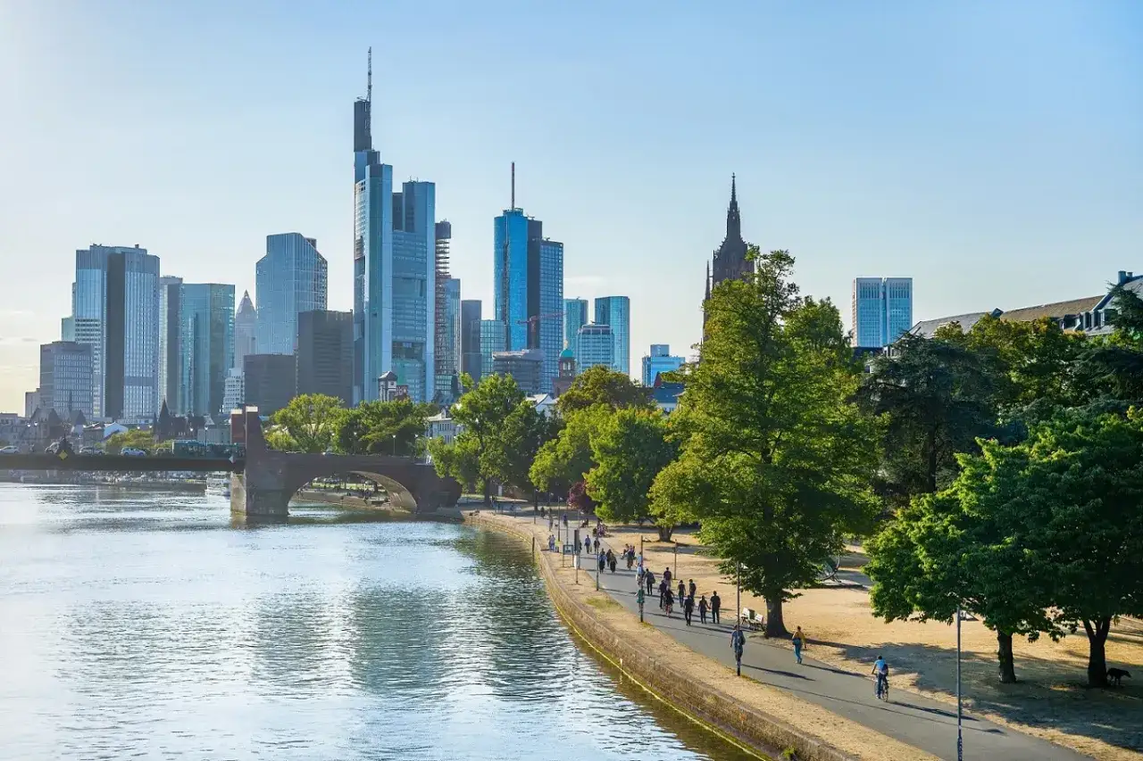 Frankfurt Skyline am Mainufer, ein Geheimtipp für Spaziergänger und Radfahrer.