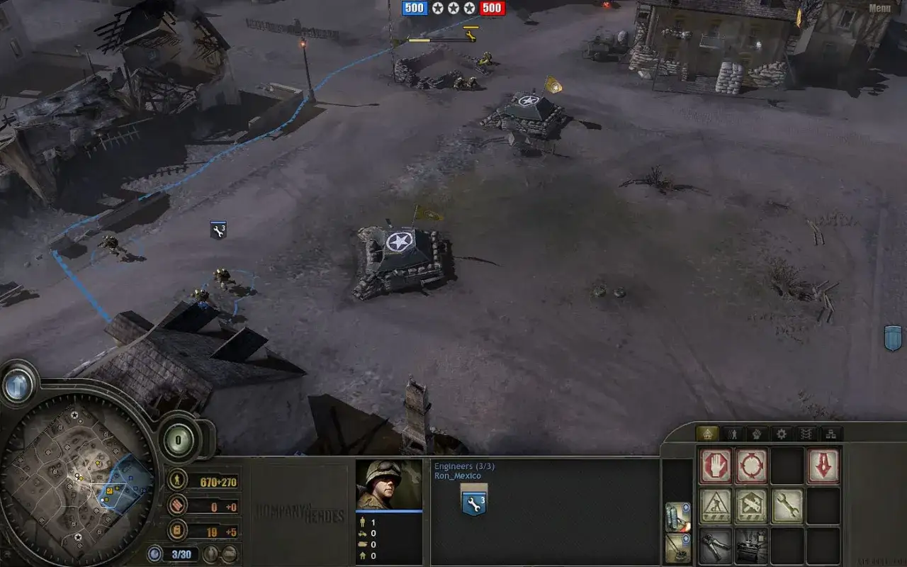 Komputerowa gra strategiczna Company of Heroes. Żołnierze poruszają się po zniszczonym terenie, budując umocnienia.