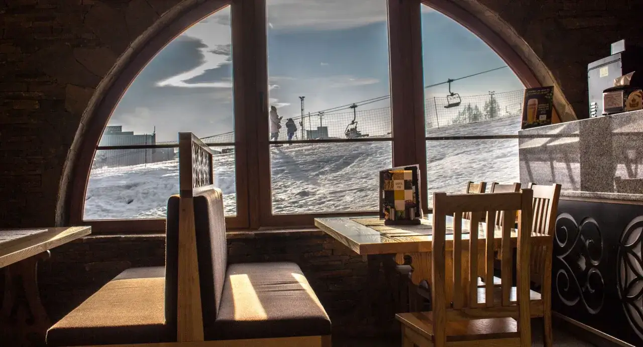 Widok na Tatry z restauracji Białka Tatrzańska