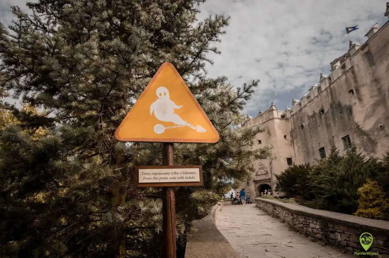 Ostrzeżenie przed duchem na trasie do zamku. Dalej wstęp tylko z biletami.