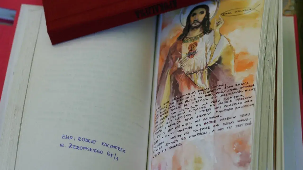 Otwarta księga z ilustracją Jezusa i tekstem modlitwy do świętego Antoniego.