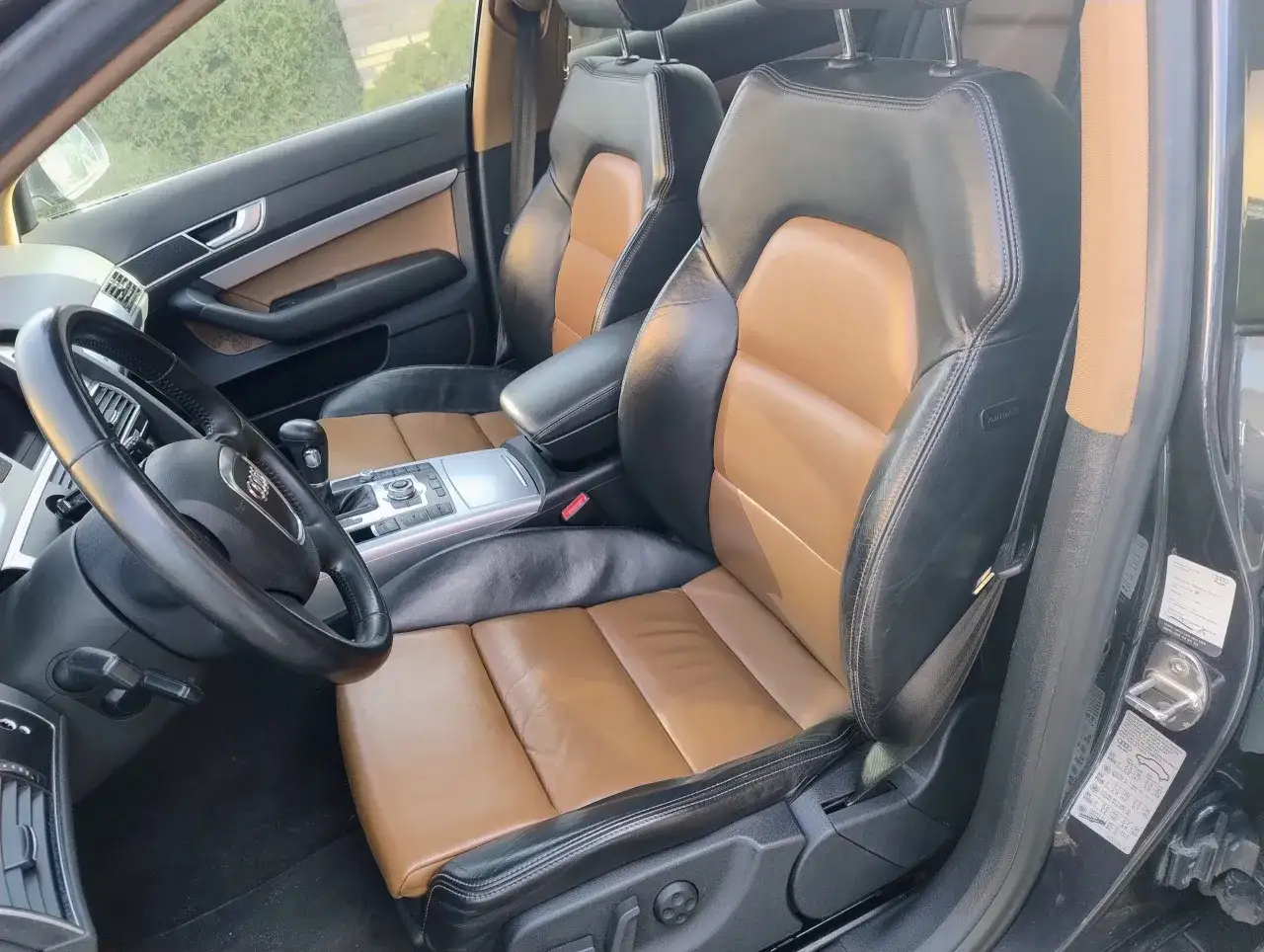 Wnętrze Audi A6 C6 z dwukolorową tapicerką skórzaną. Kierownica i konsola środkowa. Akumulator do Audi A6 C6 w dobrym stanie.