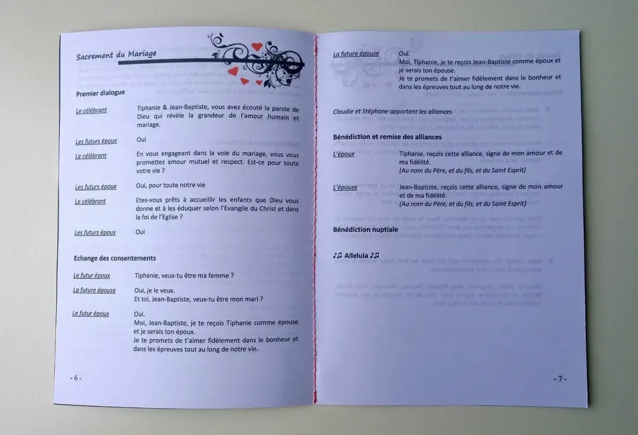 Un livret de messe de mariage avec les v&oelig;ux et les consentements.
