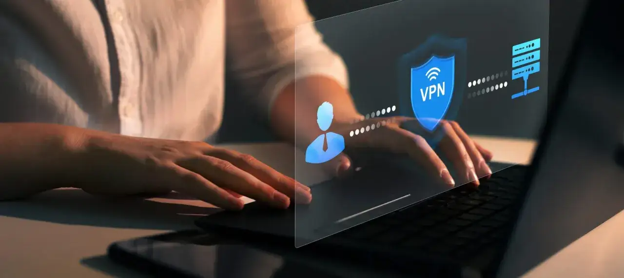 osoba korzystająca z laptopa w kawiarni z VPN