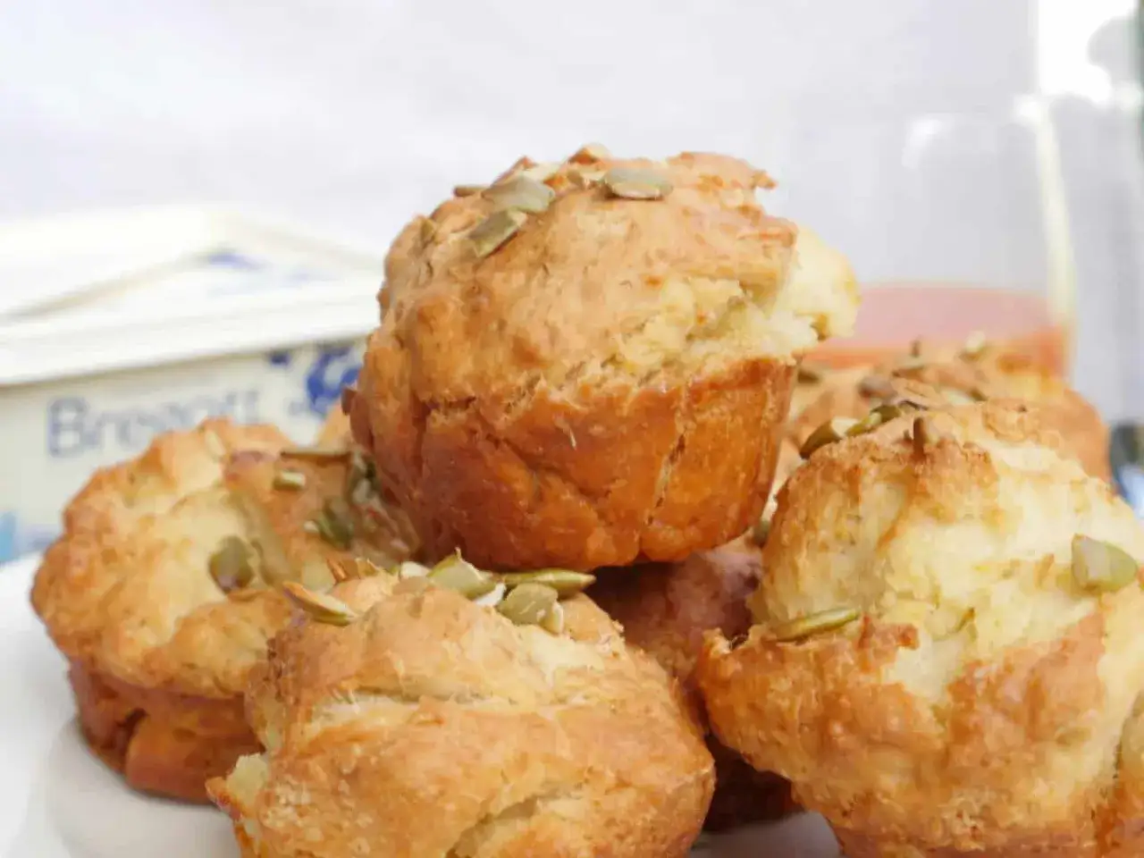 Nybakade muffins med pumpafrön, ett bevis på vad gör bakpulver: fluffiga och gyllene.