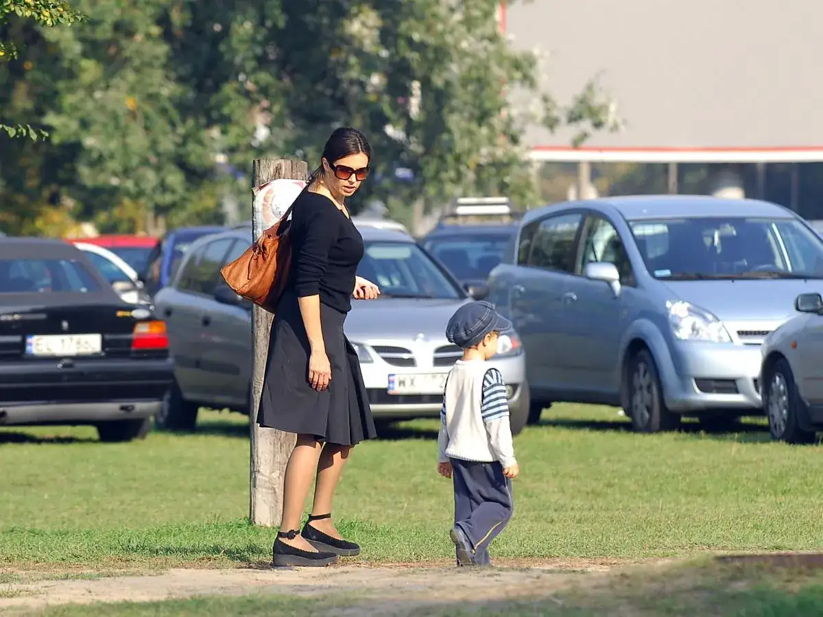 Renata Dancewicz z synem na spacerze. Ile ma dzieci? Tylko jednego, małego chłopca.