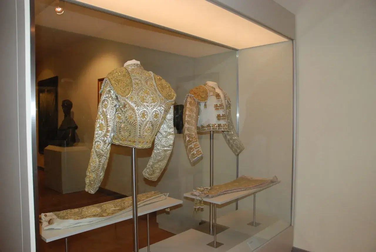 Trajes de luces bordados en oro y plata, expuestos en el museo taurino de Madrid.