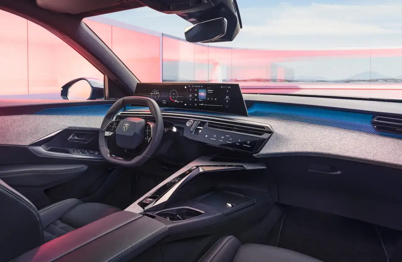 Nowoczesne wnętrze Peugeot 3008 2021 z cyfrowymi ekranami i ambientowym oświetleniem.