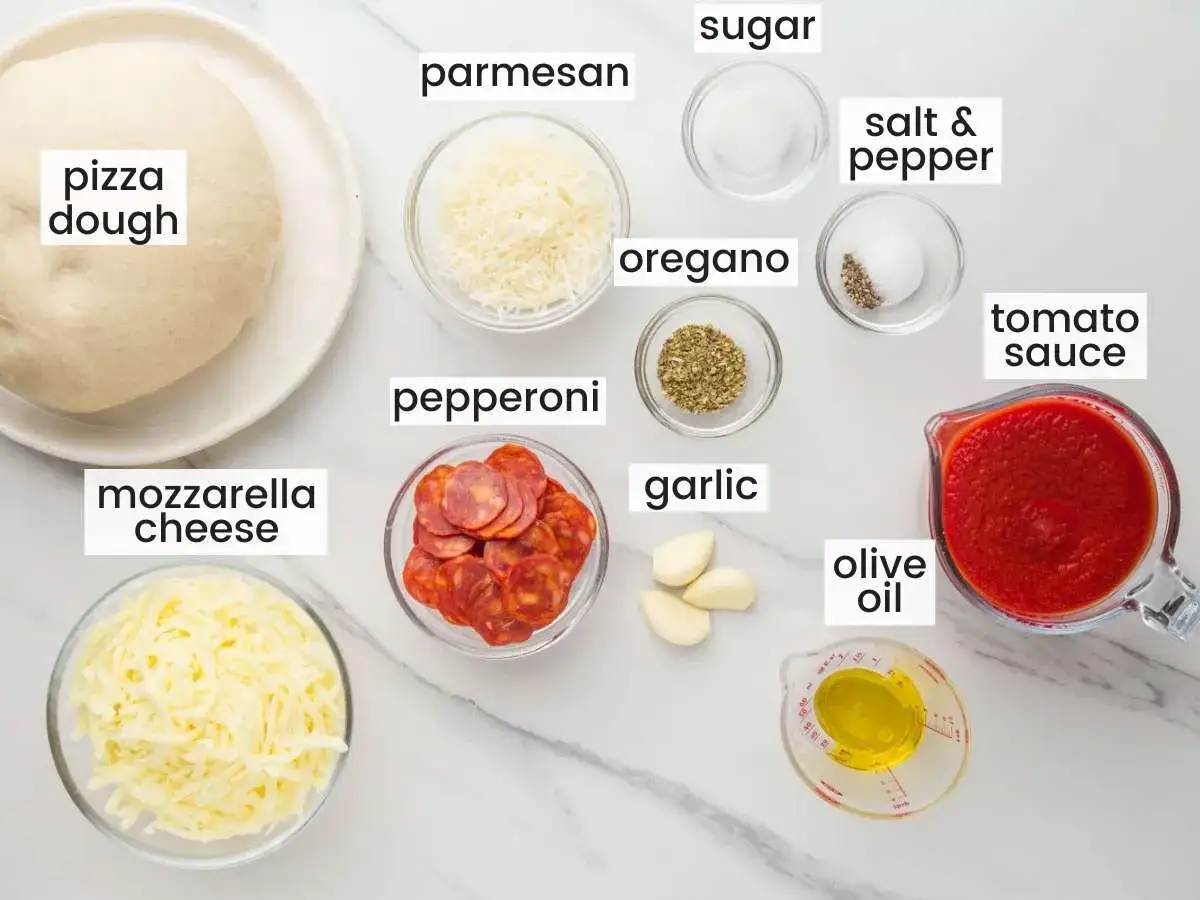 Składniki na pizzę pepperoni: ciasto, ser mozzarella, parmezan, oregano, czosnek, sos pomidorowy, oliwa, sól, pieprz, cukier.