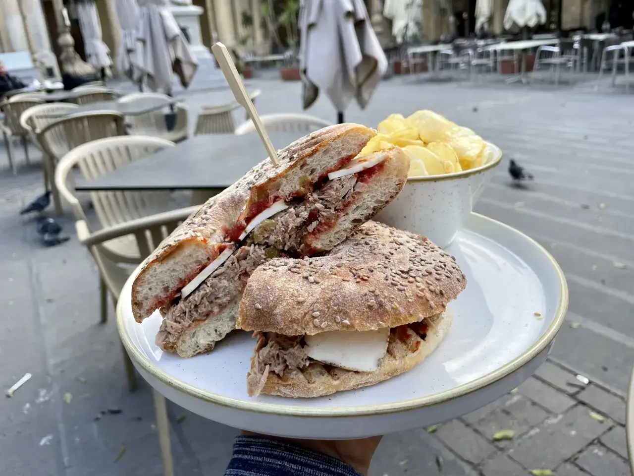 Pyszne maltańskie jedzenie: kanapka z tuńczykiem i serem, podana z chipsami. Idealna na lunch na świeżym powietrzu.