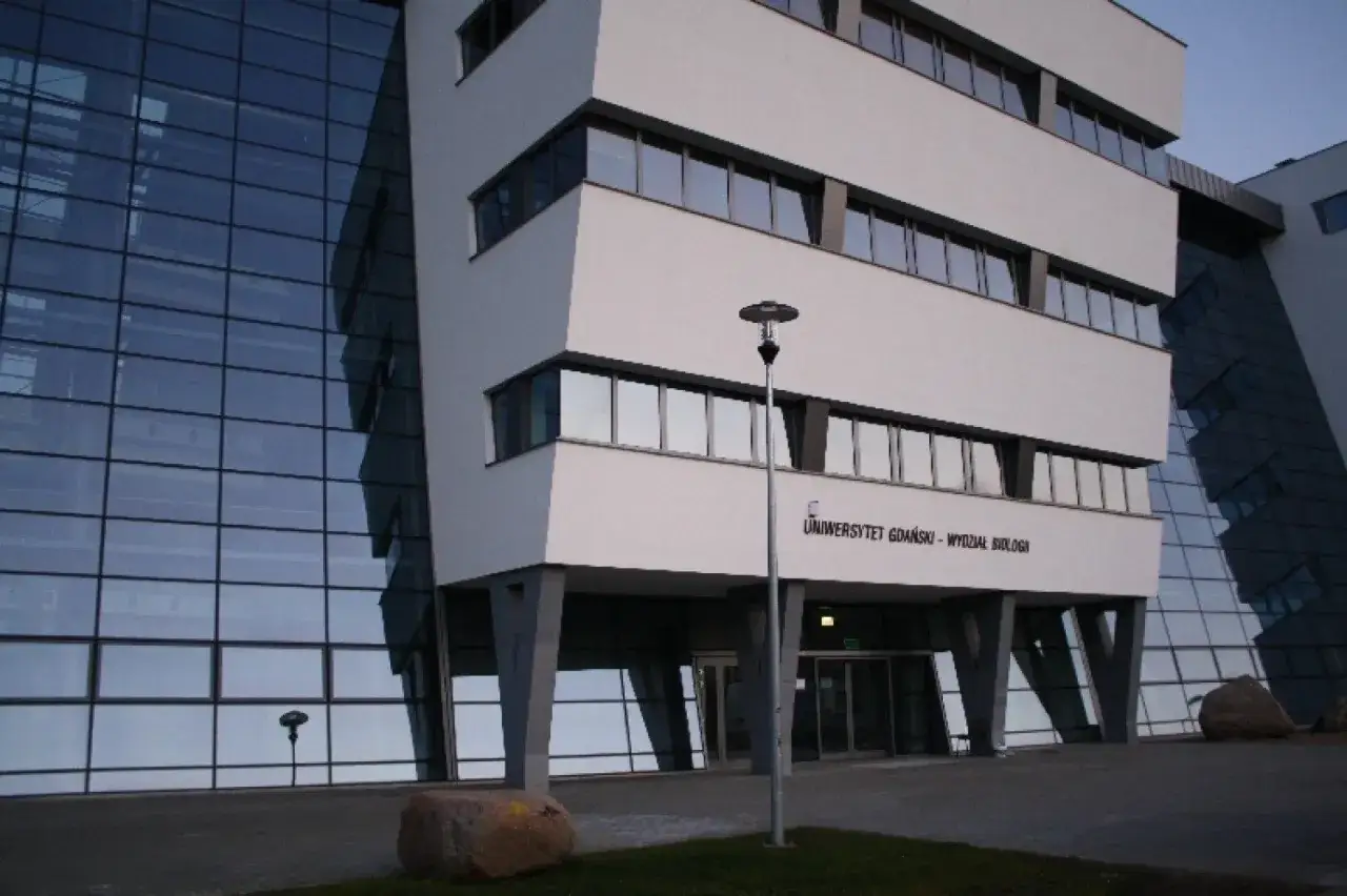 Nowoczesny budynek Wydziału Biologii Uniwersytetu Gdańskiego z przeszkloną fasadą.