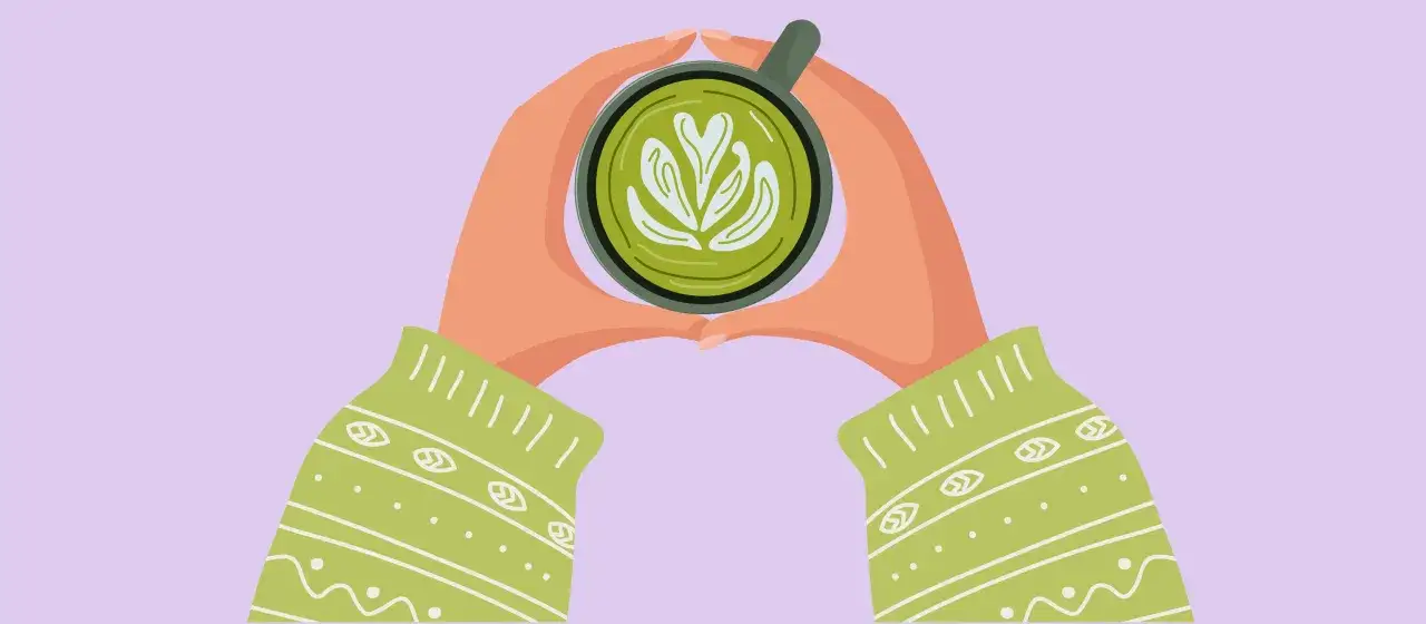 Manos sostienen una taza de matcha con arte latte. &iquest;EGCG qu&eacute; es? Es un antioxidante clave en el t&eacute; verde.