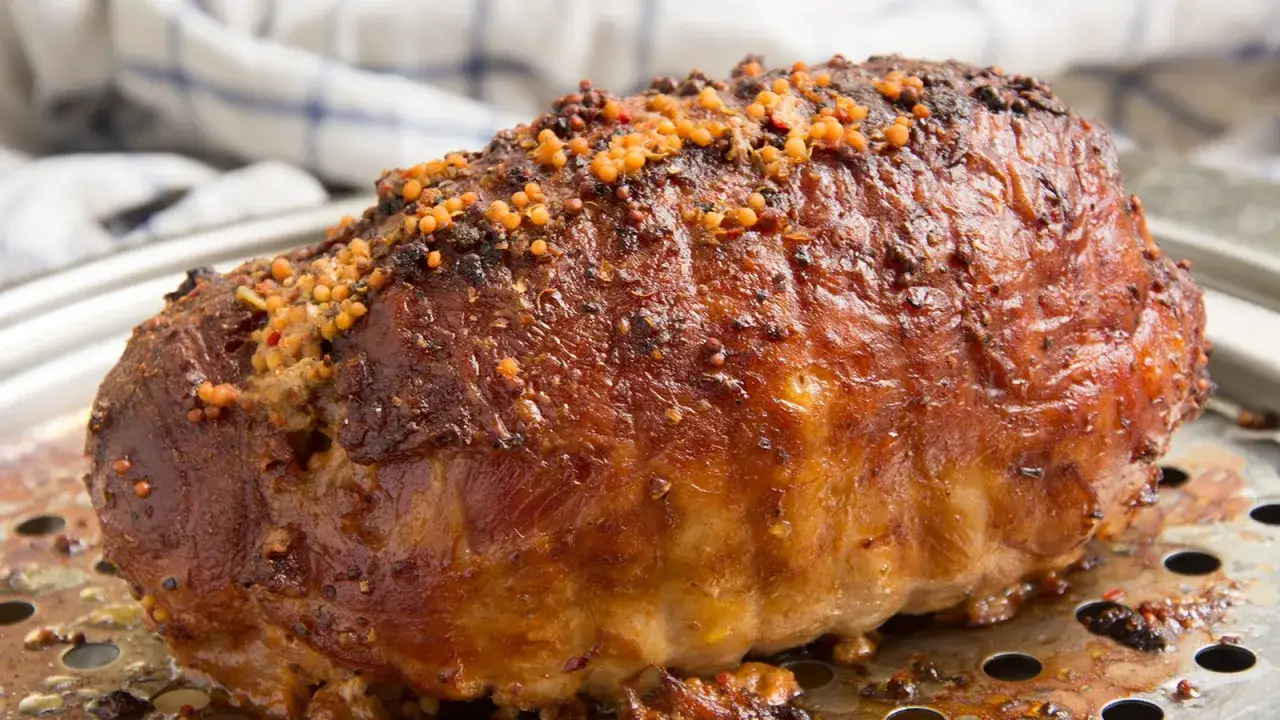 Saftiger Semerrolle Kalb Braten, goldbraun gebraten und mit Senfkörnern und Kräutern verfeinert. Ein Festmahl!