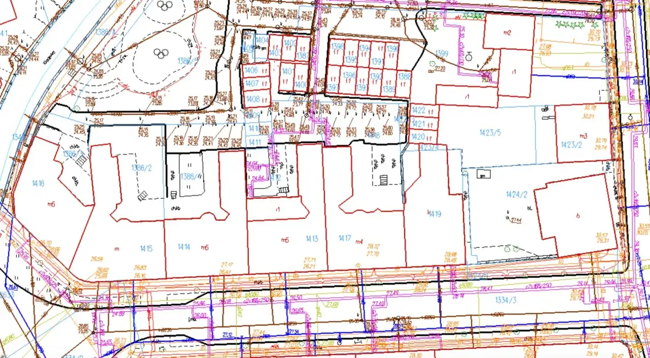 Plan sytuacyjny z oznaczeniem gruntu, numeracją działek i wysokościami.