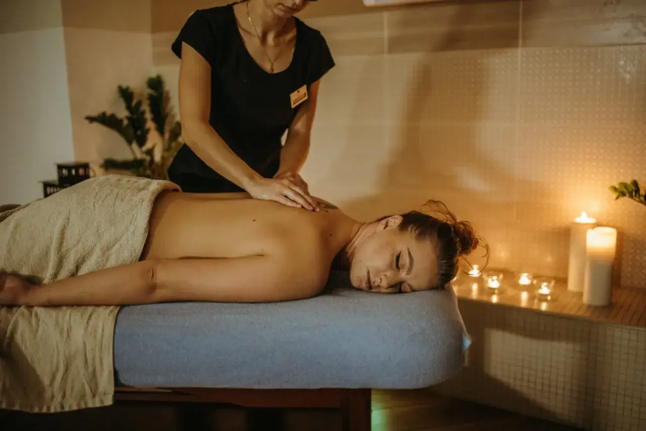 kobieta relaksująca się w spa