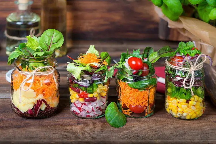 verschiedene salate im glas