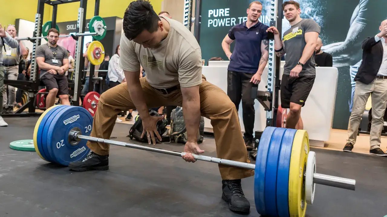 Mann bereitet sich auf einen schweren Deadlift vor. Ein wichtiger Teil seines Kraftdreikampf Trainingsplans.