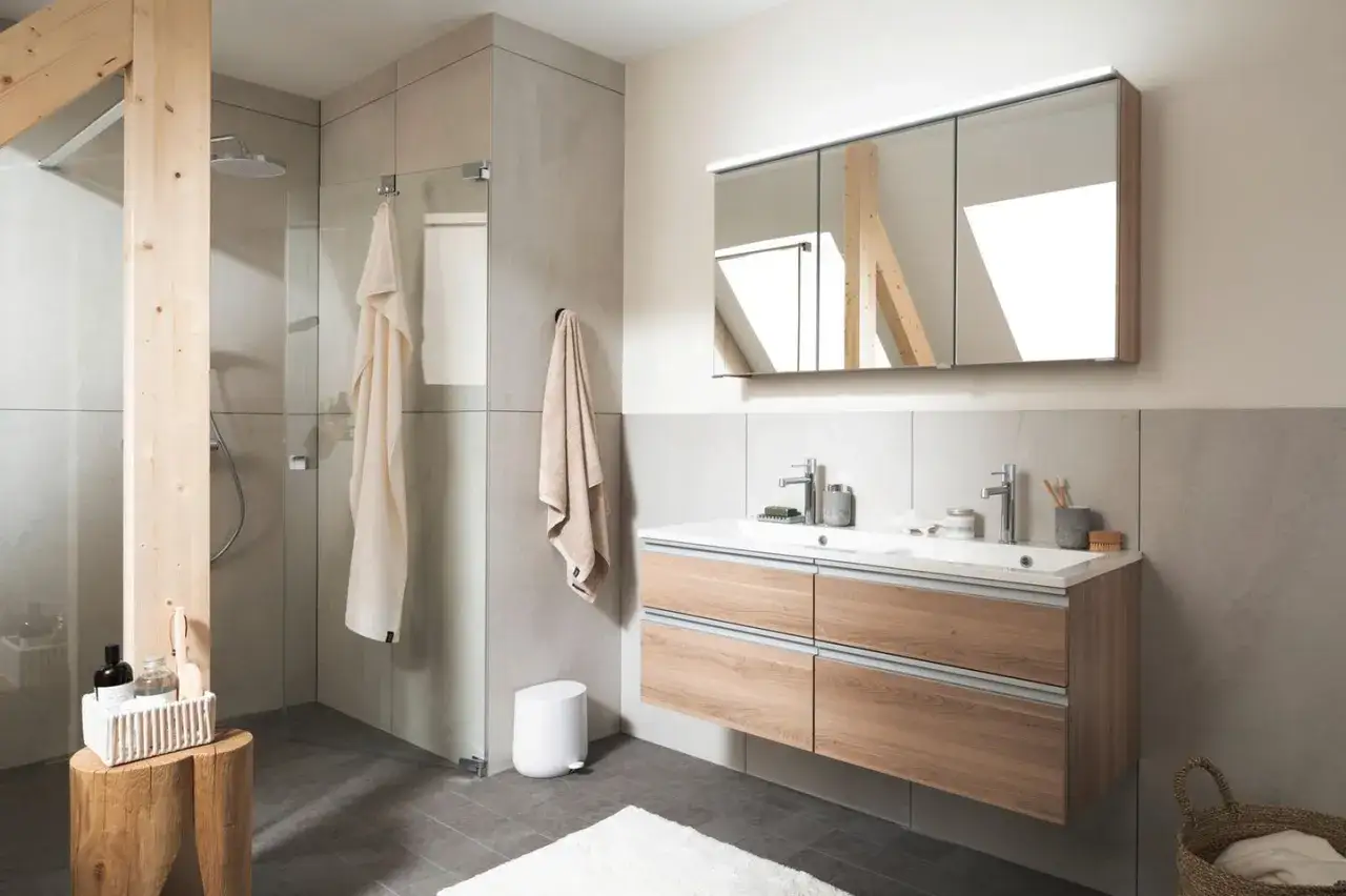 Modernes kleines Bad einrichten: Dusche, Doppelwaschbecken mit Holzunterschrank, Spiegel und Holzbalken.