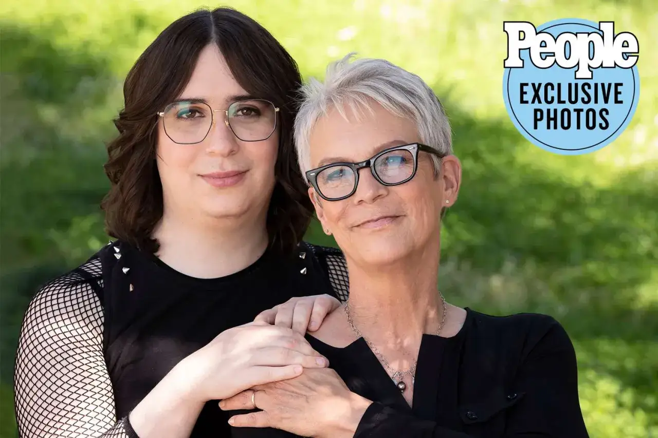 Jamie Lee Curtis och hennes dotter Ruby, en stolt ruby guest, ler mot kameran utomhus.
