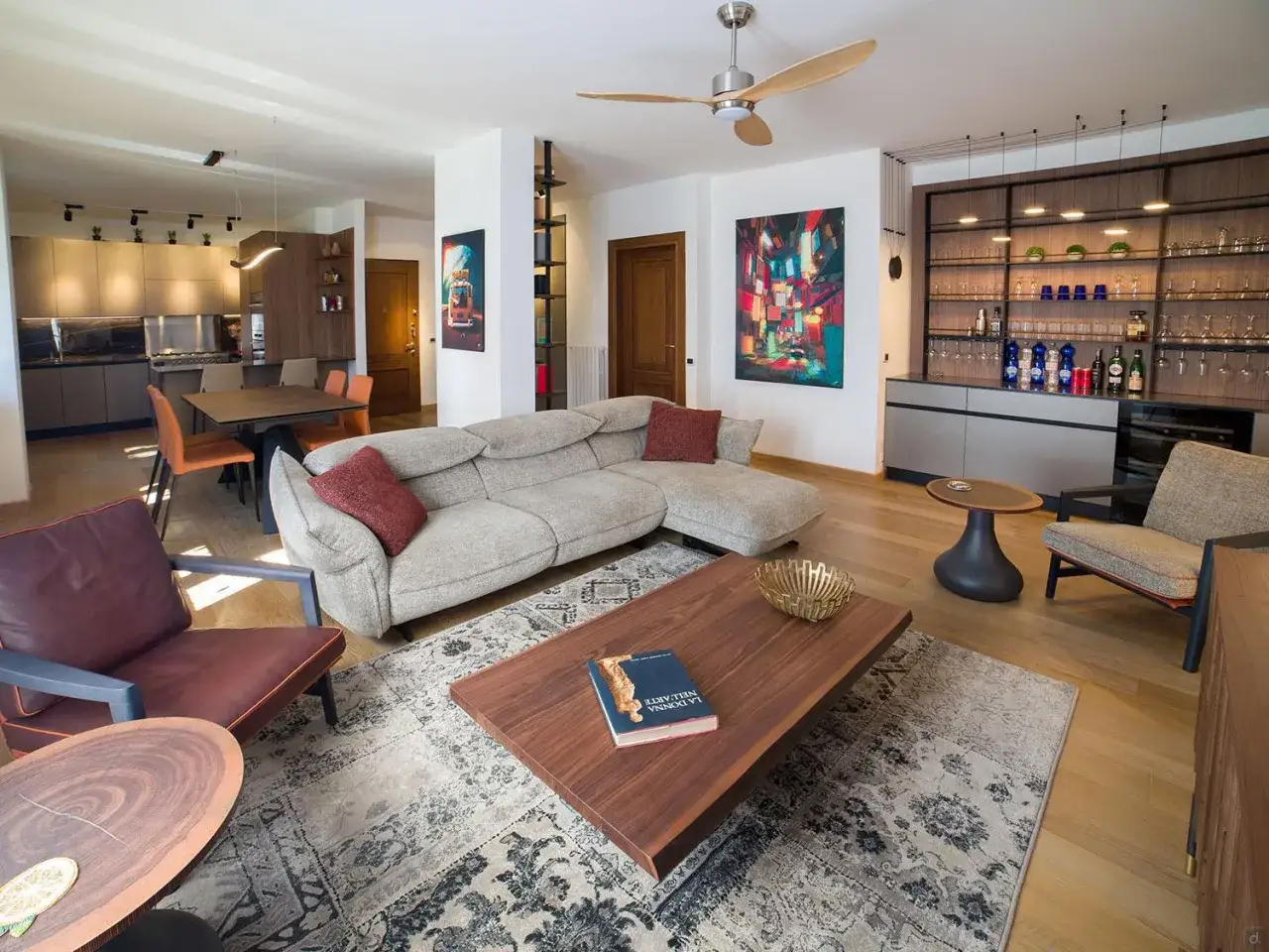 Accogliente casa 60 mq open space con cucina moderna, zona living con divano, poltrone, coffee table e un'elegante parete bar.