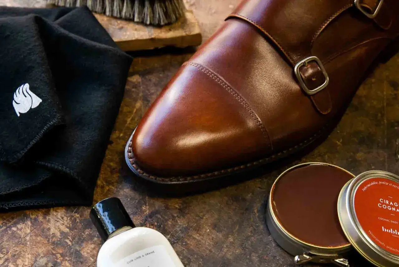 Chaussure en cuir marron, cirage, chiffon et brosse. Le temps de s&eacute;chage de l'imperm&eacute;abilisant pour chaussure est crucial.