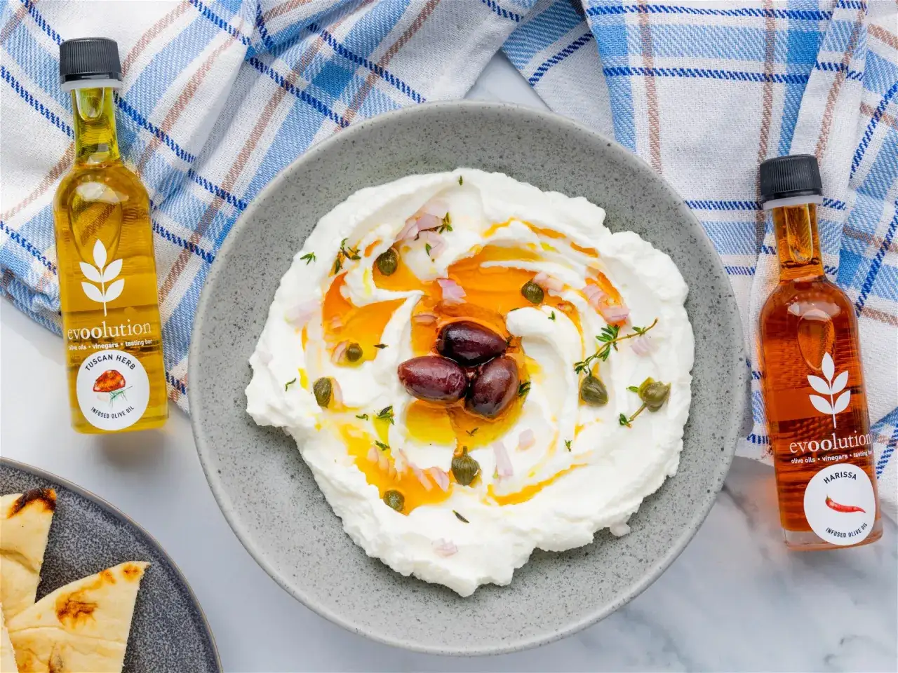 Labneh cremoso con aceitunas, alcaparras y aceite de oliva infusionado. &iexcl;Descubre qu&eacute; es labneh y su delicioso sabor!