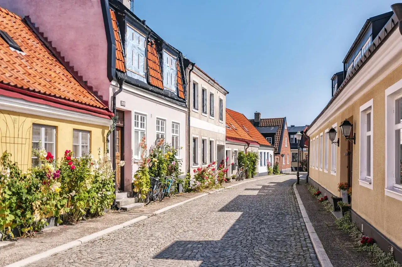 Kolorowa uliczka w Ystad, pełna kwiatów i zabytkowych kamieniczek, to idealne miejsce na spacer. Odkryj urokliwe ystad atrakcje.