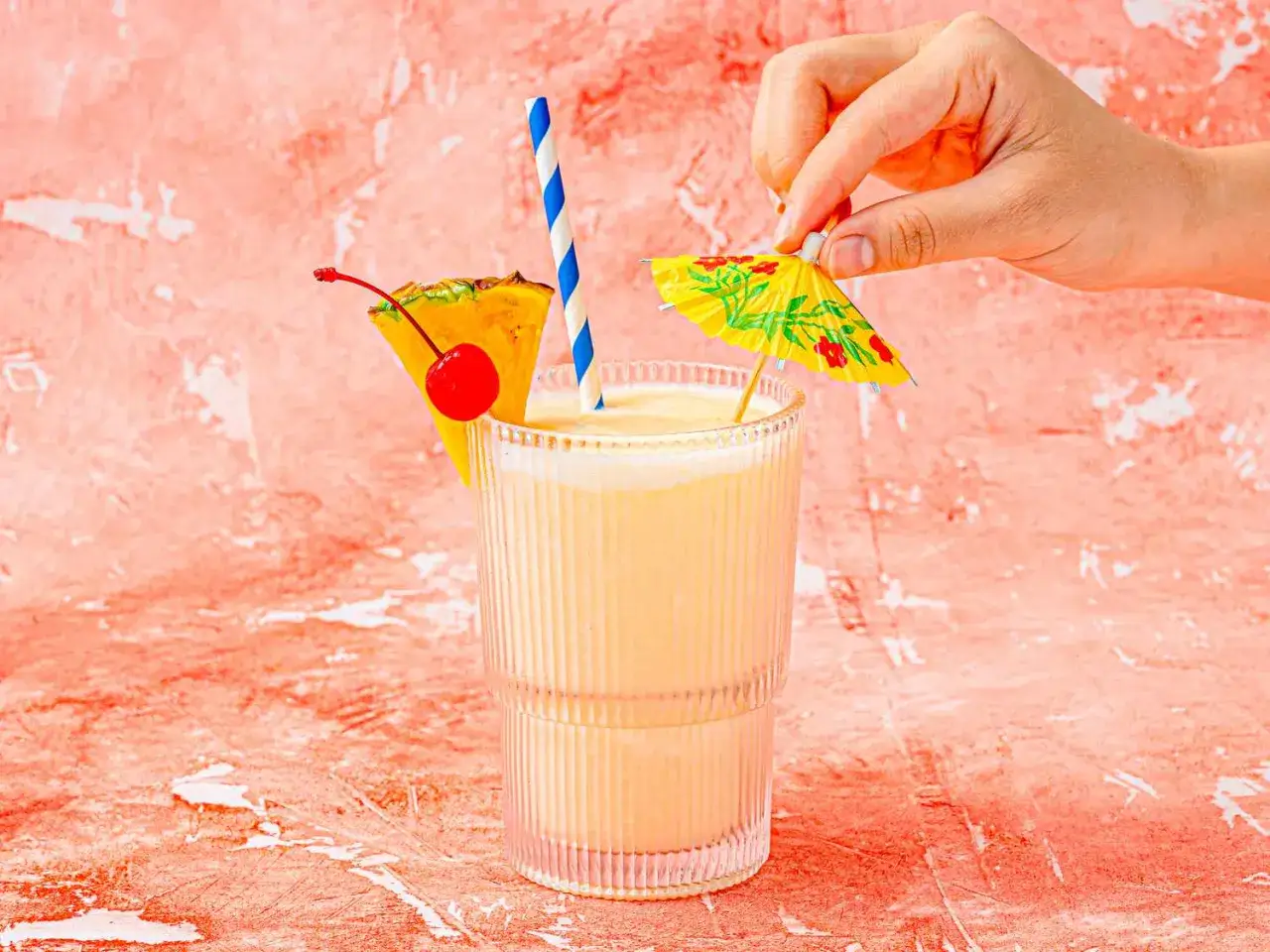Pina Colada na mleczku kokosowym czy na śmietance? Ten tropikalny drink z ananasem i wisienką kusi, by sprawdzić!