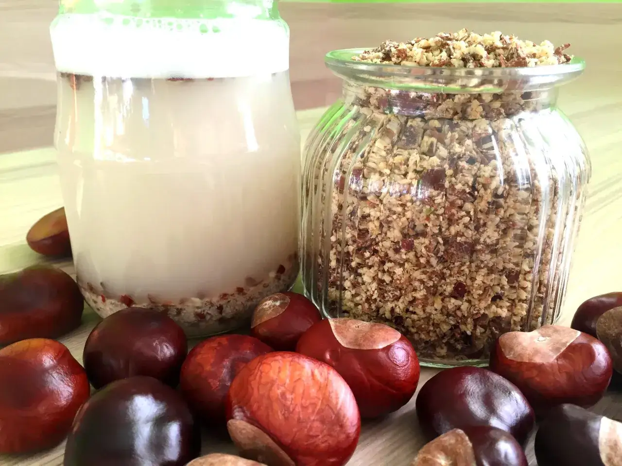 Glas mit Kastanienwasser und zerkleinerten Kastanien, bereit als Waschmittel-Ersatz.