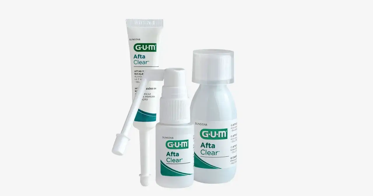 Zestaw produktów GUM Afta Clear: żel w tubce z aplikatorem, spray oraz płyn do płukania jamy ustnej, łagodzące afty.