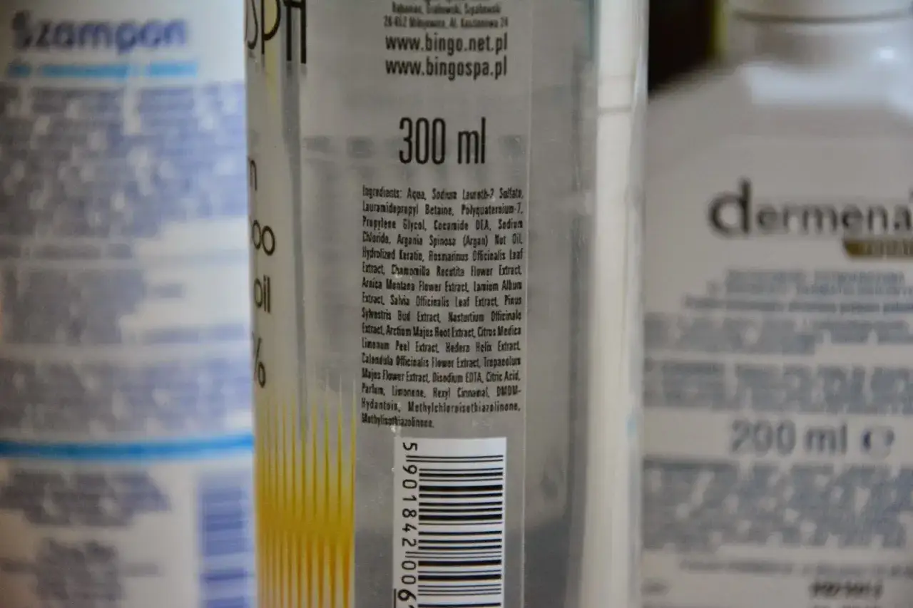 Skład szamponu z 300 ml: Aqua, Sodium Laureth Sulfate, betaina, polikwaternium-7, glikol propylenowy, kokamid DEA, chlorek sodu, olej arganowy, hydrolizowana keratyna, ekstrakty roślinne.