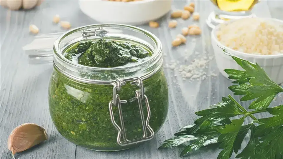 gorzkie pesto z pietruszki składniki